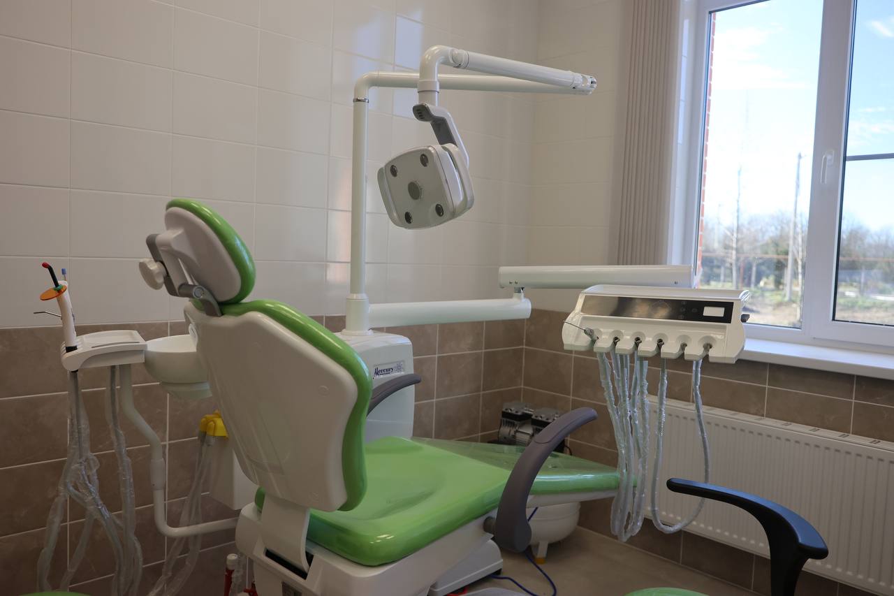 Сегодня в Майкопском районе состоялось торжественное открытие сразу четырёх новых врачебных амбулаторий в рамках федерального проекта Модернизация первичного звена здравоохранения национального проекта Продолжительная и активная жизнь это первый случай в истории Республики когда в одном районе за год вводятся в эксплуатацию такое количество объектов здравоохранения Глава Республики Адыгея Мурат Каральбиевич Кумпилов лично посетил открытие амбулатории в посёлке Победа и подчеркнул важность развития первичного звена медицины Новые амбулатории оснащены современным оборудованием и укомплектованы квалифицированными специалистами Это важный шаг в реализации поручения Президента Российской Федерации Владимира Владимировича Путина к 2030 году все медицинские учреждения первичного звена должны быть модернизированы и отремонтированы Мы работаем по чёткому пошаговому плану утверждённому Главой Республики и последовательно выполняем все поставленные задачи Особое внимание уделяем диспансеризации и раннему выявлению заболеваний это ключ к сохранению здоровья и увеличению продолжительности жизни наших жителей