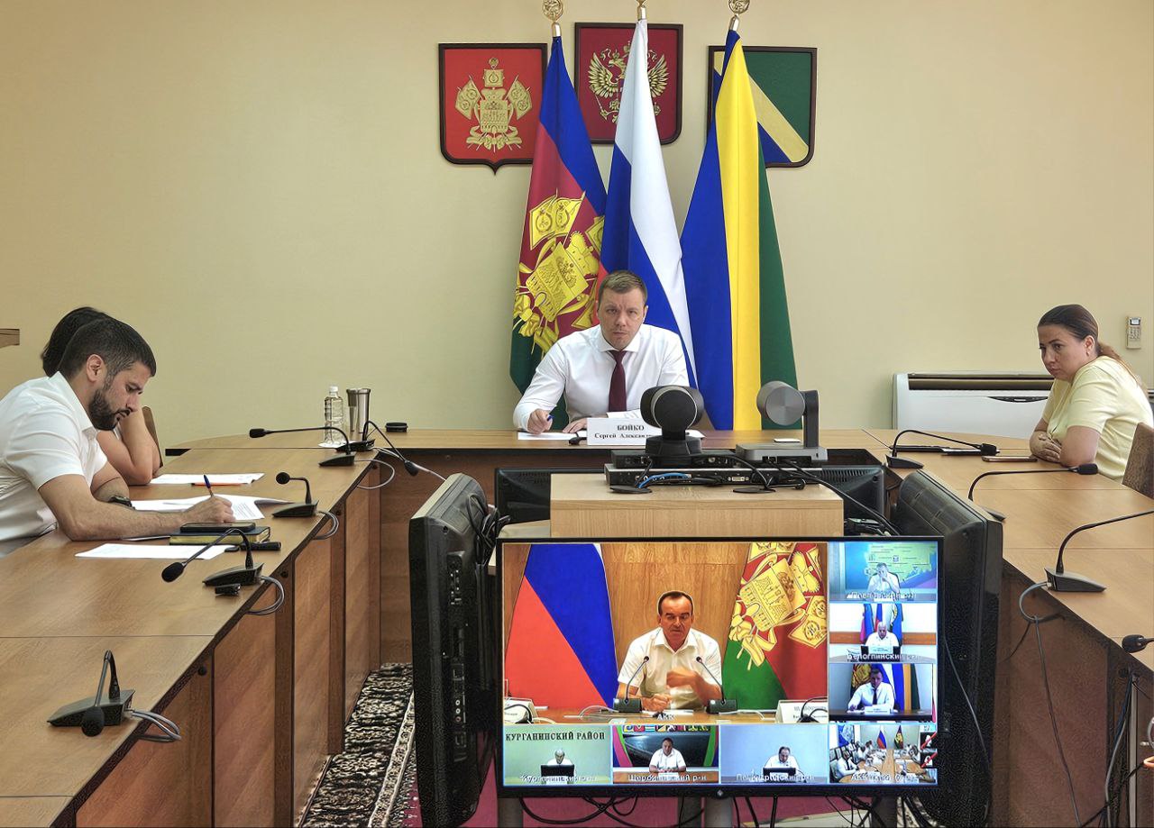 Продолжаем газификацию Туапсинского округа — в соответствии с поручениями Президента страны и Губернатора Краснодарского края На сегодняшний день техническая возможность газификации округа составляет 70%. Работа идёт поэтапно, охватывая всё больше территорий. Сейчас ведётся строительство газопроводов в посёлке Пригородном и в районе пансионата «Южный». Общая протяжённость новых сетей — почти 18 километров. До конца года планируем: — завершить прокладку газопроводов в районе улиц Новицкого, Шапсугской и Вольной в Туапсе; — построить 11 газопроводов к многоквартирным домам в Мессажае и на 9 улицах города. Одновременно в рамках программы ПАО «Газпром» идёт проектирование межпоселкового и внутрипоселкового газопровода. После завершения работ жители сёл Мессажай, Красное, Цыпка, Кирпичный, Кривенковское и хутор Греческий получат возможность подключения к природному газу. Чтобы пойти дальше — на север округа — начаты проектные работы по строительству сетей в населённых пунктах Георгиевского и Октябрьского сельских округов, Шаумянского округа до перевала , а также сёл Заречье и Дедеркоя. Возможность подключения у жителей этих территорий появится в 2028 году. Как отметил сегодня на совещании по вопросам газоснабжения Губернатор Вениамин Кондратьев, регион в сотрудничестве с «Газпромом» добился значимых результатов. Без газа остаются в основном предгорные территории, но мы обязаны двигаться вперёд — независимо от сложности местности. Ведь наличие газа в доме — это другой уровень комфорта, безопасности и качества жизни. И мы будем продолжать эту работу до тех пор, пока она не охватит весь округ.