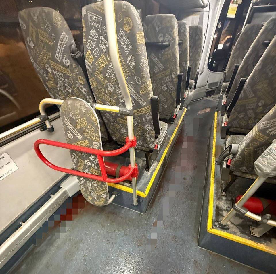 Конфликт в автобусе закончился поножовщиной в Электростали По информации прокуратуры вечером 18 января компания парней поссорилась с 19 летним пассажиром После выхода на остановке на улице Мира конфликт перерос в драку молодой человек достал нож и ударил парня из компании в область шеи и туловища Пострадавший скончался Предполагаемого убийцу оперативно задержали Подписаться на Москва 24 Наши каналы Новости в MAX