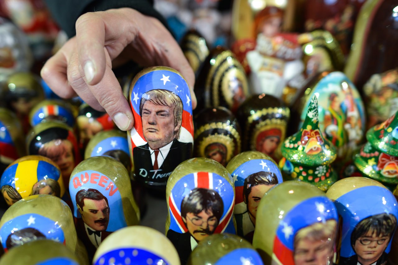 Доля россиян положительно относящихся к президенту США Дональду Трампу в настоящее время составляет 18 тогда как в июне американского лидера позитивно воспринимали 36 респондентов свидетельствуют данные опроса Фонда Общественное мнение Отрицательно относящихся к Трампу за данный период стало в полтора раза больше с 26 до 42 респондентов соответственно Оставшиеся 40 респондентов затрудняются что либо сказать по данному поводу По данным ФОМ каждый второй участник опроса 50 уверен что Трамп чаще принимает решения под влиянием эмоций почти каждый пятый 19 полагает что американский лидер взвешивает все доводы около трети опрошенных 31 не могут составить свое мнение на этот счет Фото Artur Widak NurPhoto via Getty Images interfaxonline