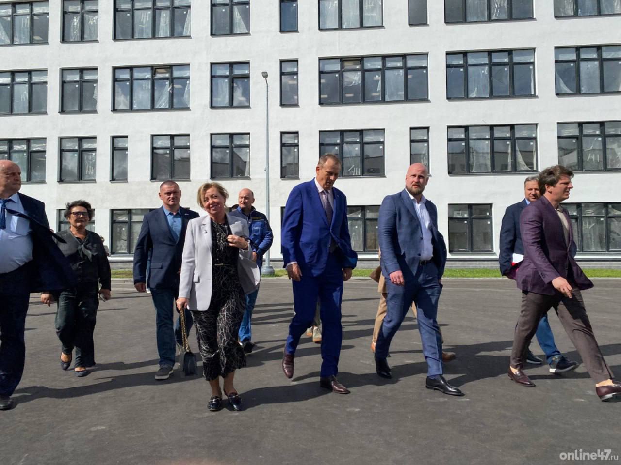В Буграх продолжается строительство школы на 1383 места. Ход работ в рамках рабочей поездки оценил губернатор Александр Дрозденко.  Готовность объекта оценивается в 92%.   На территории школы будут размещены площадки для проведения общешкольных мероприятий, футбольное поле, беговые дорожки, площадка для игр в баскетбол, спортивная площадка для игр в волейбол, площадки для подвижных игр и общеразвивающих упражнений.   В школе будут оборудованы нескольких спортивных залов, мастерские по изучению технологий  по обработке дерева и металла , кабинеты домоводства, а также - просторный актовый зал и столовая.  Глава региона предложил начать заполнять школу учениками 1-8-х классов в 2026 году.     Online47 — Всё о Ленобласти и не только