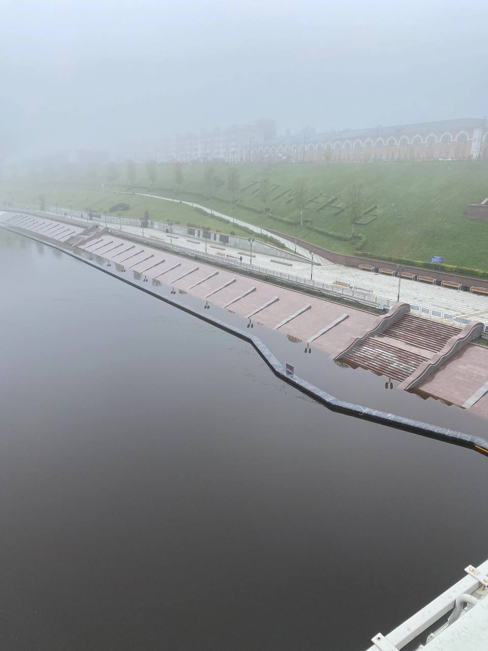 Нижний ярус Набережной практически скрыло под водой.