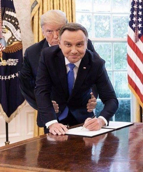 Бдыщь! США обвинили Польшу в фальсификациях на выборах и потребовали от главы Ерокомиссии ! объяснений. Члены комитета по иностранным делам палаты представителей Конгресса США направили письмо в Брюссель и поставили вопросы раком ребром: Какого хрена, курва, польские президентские выборы финансирует Сорос и что было сделано, чтобы этому помешать? Какого рожна в польской политической кампании фигурирует компания Estratos, 80% акций которой принадлежат американским демократам? С хрена ли польское правительство, пся крев, не дает оппозиции дербанить госбюджет? Самое смешное, что эти вопросы американцы задают даже не Варшаве, а - Урсулке! Роскошно панов унизили. Н – Независимость. Прислать новость
