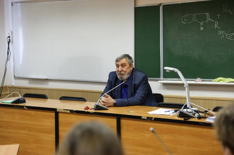 Исследователи Северо-Кавказского федерального университета успешно испытали новую сепарационную технологию для очистки песка от нефтепродуктов, которую намерены применить при ликвидации экологических последствий в Черном море. «Инновационная разработка ученых СКФУ позволит значительно ускорить ликвидацию экологических последствий в Черном море, а также снизить ущерб для экологии и туристической инфраструктуры курортов», – заявил ректор СКФУ Дмитрий Беспалов. Следует отметить, что до происшедшей в декабре катастрофы в Черином море учеными России и других стран не были разработаны методы сбора и утилизации мазута. В связи с этим перед отечественными химиками возникла задача создания эффективного и безопасного способа очистки пляжей от мазутистого загрязнения. Подробности - в материале "ФедералПресс".
