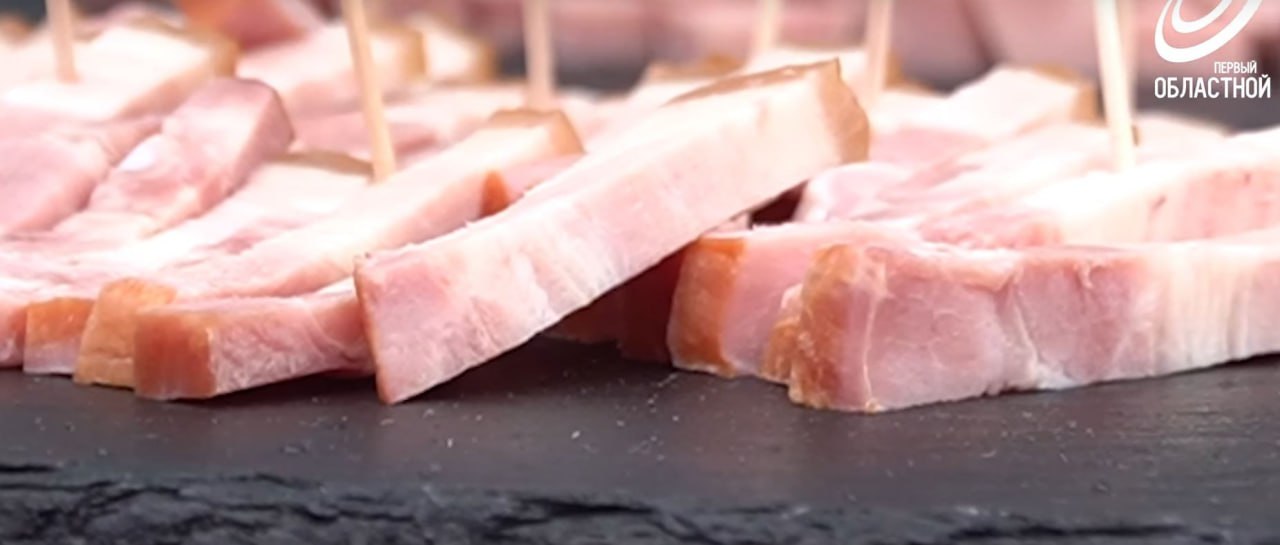 Жители Японии смогут попробовать орловскую мясную продукцию. Из нашего региона в Японию отправлено 333 кг мяса, сала, копченых щечек, колбасы, паштета. Как сообщили в территориальном управлении Россельхознадзора, вся продукция имеет документы соответствия. И прошла все необходимые лабораторные экспертизы. Мясо полностью соответствует требованиям страны-импортера. Всего же с начала года в Узбекистан и Японию отправили почти 14 тонн готовой мясной продукции.