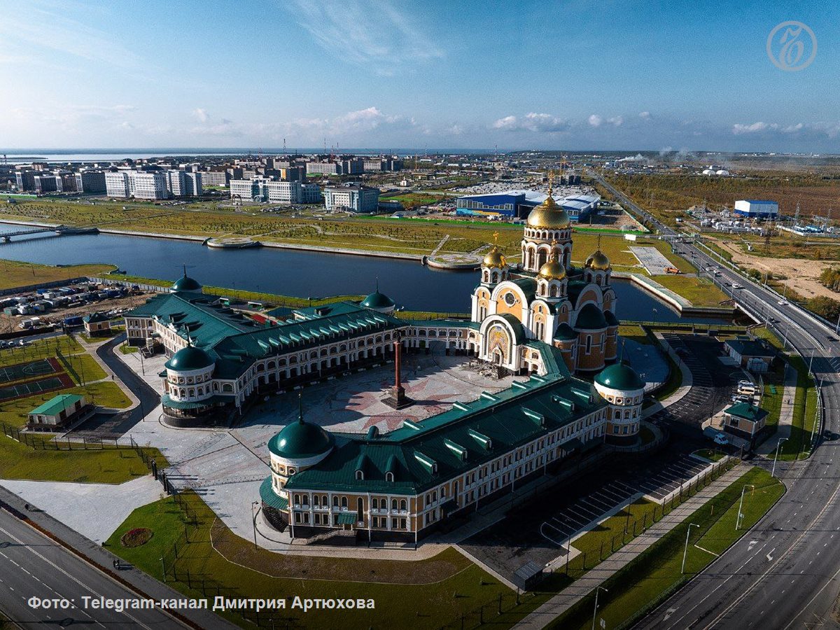 В Салехард  Ямало-Ненецкий автономный округ, ЯНАО  прибыл Патриарх Московский и всея Руси Кирилл.   Завтра, 21 сентября, патриарх Кирилл совершит освящение Кафедрального собора в честь Преображения Господня и проведет первую Божественную литургию. Служба начнется в 08:30.