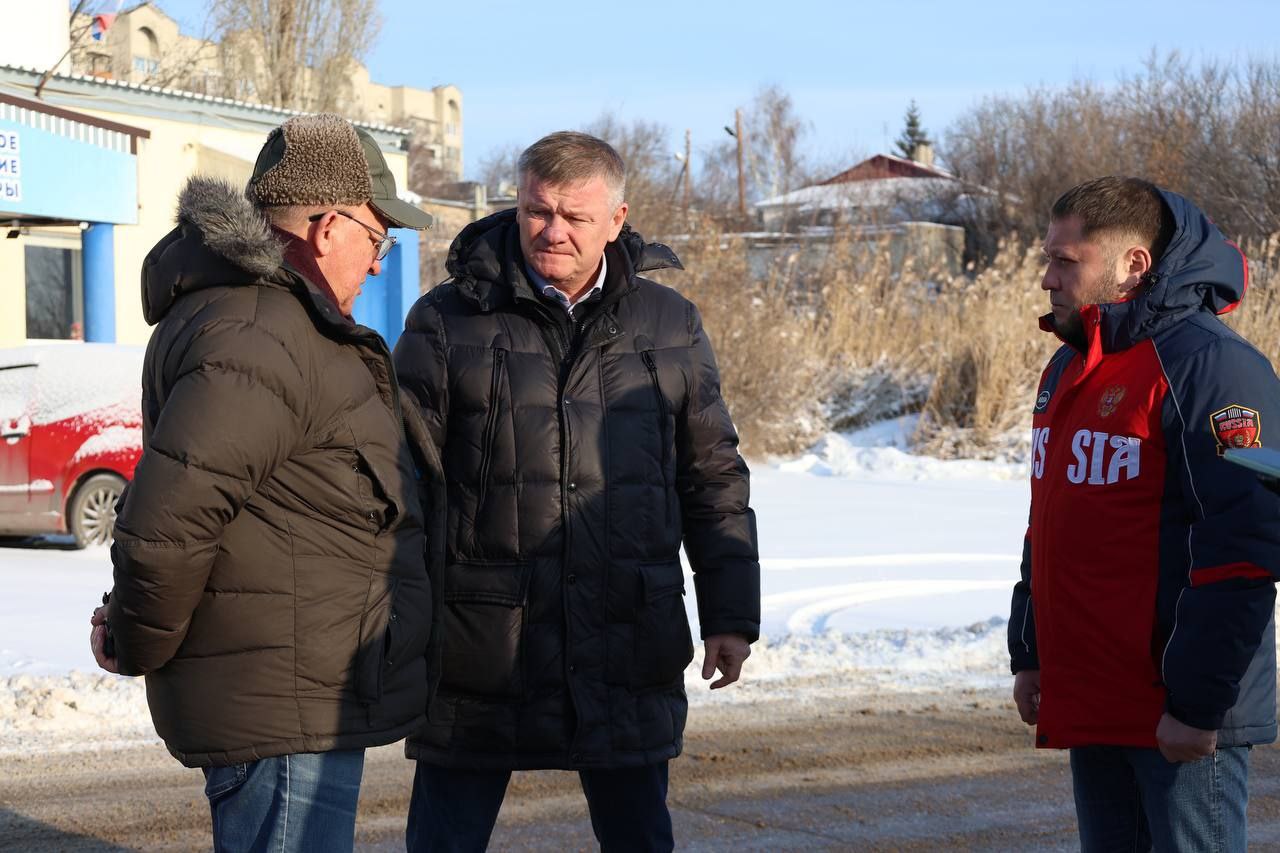 Продолжил выездной контроль по уборке снега в городе   С утра посетил территории Заводского и Гагаринского районов, начав с микрорайона Улеши.    В Заводском районе задействовано 55 единиц снегоуборочной техники и около 70 человек.   Приоритетом, как и всегда, является очистка территорий вокруг социально значимых объектов: школ, детских садов, поликлиник, а также остановок общественного транспорта и лестничных маршей.    Вместе с главой проехали в поселок Увек. Дорожное покрытие там находилось в удовлетворительном состоянии, движение транспорта не было затруднено. Дал поручение главе Заводского района Ивану Бабошкину уделить особое внимание уборке снега на улицах Огородная, Миллеровская, Пензенская, Кавказская, 3-м Жилучастке и Комсомольском поселке, обратить внимание на пос. Князевка. Эти микрорайоны являются одними из самых крупных в районе, и обеспечение беспрепятственного передвижения граждан и транспортных средств там является первостепенной задачей.    Проверил работы по уборке дорог от снега в пос. Красный Текстильщик Гагаринского района. Всего в уборке района задействована 21 единица техники, в пос. Красный Текстильщик — 2 единицы. Глава района сообщил, что в приоритете центральные улицы и дороги, по которым осуществляется подвоз школьников к образовательным учреждениям. Обратил внимание главы администрации на важность удаления снежных навалов с открытых участков дорог, а также на необходимость очистки участков с уклоном.