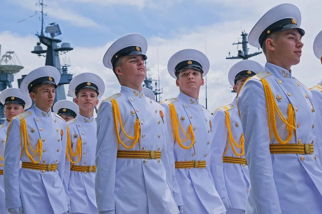 64 воспитанника филиала Нахимовского военно-морского училища в торжественной церемонии получили сегодня аттестаты об образовании. В числе выпускников 16 золотых медалистов и три серебряных. 27 ребят уже подали документы в вузы военно-морского флота, 22 человека – в вузы Министерства обороны страны. Подробнее Источник: