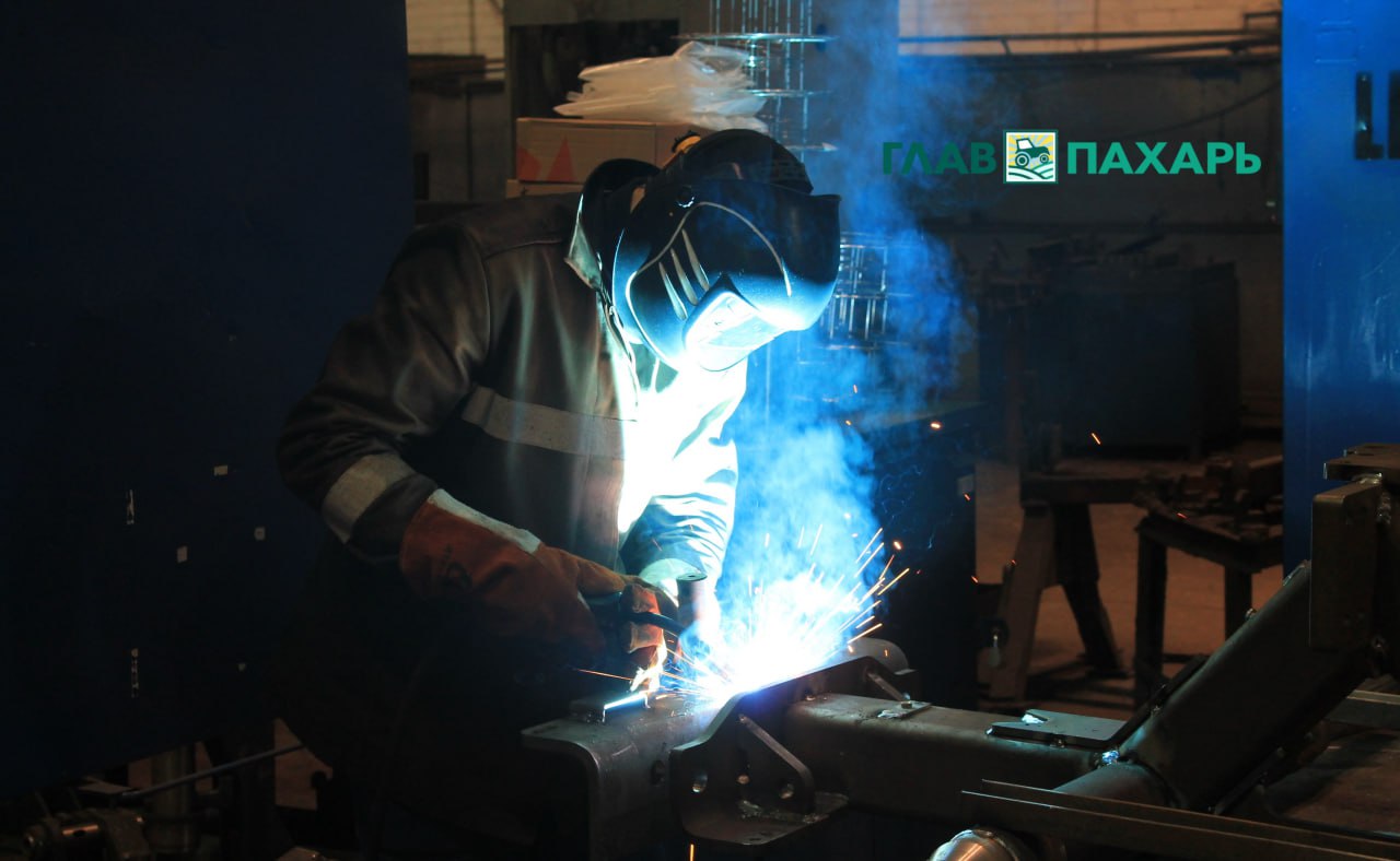 Интересный факт в РФ зарплаты сварщиков 5 6 разряда выросли до 300 тысяч рублей в месяц Причина острый дефицит специалистов Квалифицированных работников быстро разбирают промышленные и машиностроительные предприятия несмотря на то что у многих уже есть современные сварочные роботы Из интересного эксперты также отмечают что нехватка кадров не только подняла доходы но и улучшила стабильность и удовлетворённость этой работой