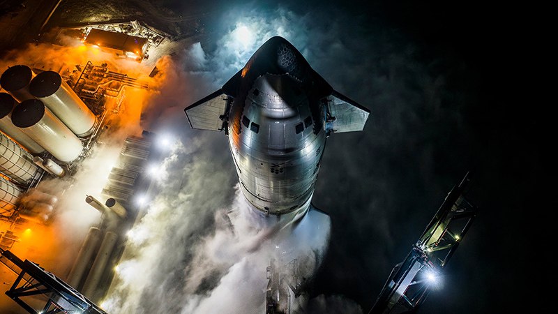 Эксплуатация SpaceX Starship для доставки грузов на орбиту начнётся в 2026 году Генеральный директор SpaceX Илон Маск анонсировал что с помощью модернизированной версии ракеты Starship 3 компания сможет доставлять на орбиту 100 тонн грузов уже в следующем году Основная задача выполнение многоразовых запусков с использованием как верхней ступени Starship так и ускорителя Super Heavy Если не возникнет серьёзных проблем мы продемонстрируем полную многоразовость и сможем доставить более 100 тонн на необходимую орбиту отметил Маск Starship 3 будет иметь значительно улучшенные характеристики включая новые двигатели Raptor третьего поколения Тем не менее существуют опасения относительно начальных сложностей учитывая радикальные изменения ракеты Для более подробной информации можно ознакомиться с материалом SpaceNews Источник изображения SpaceX Unlim AI