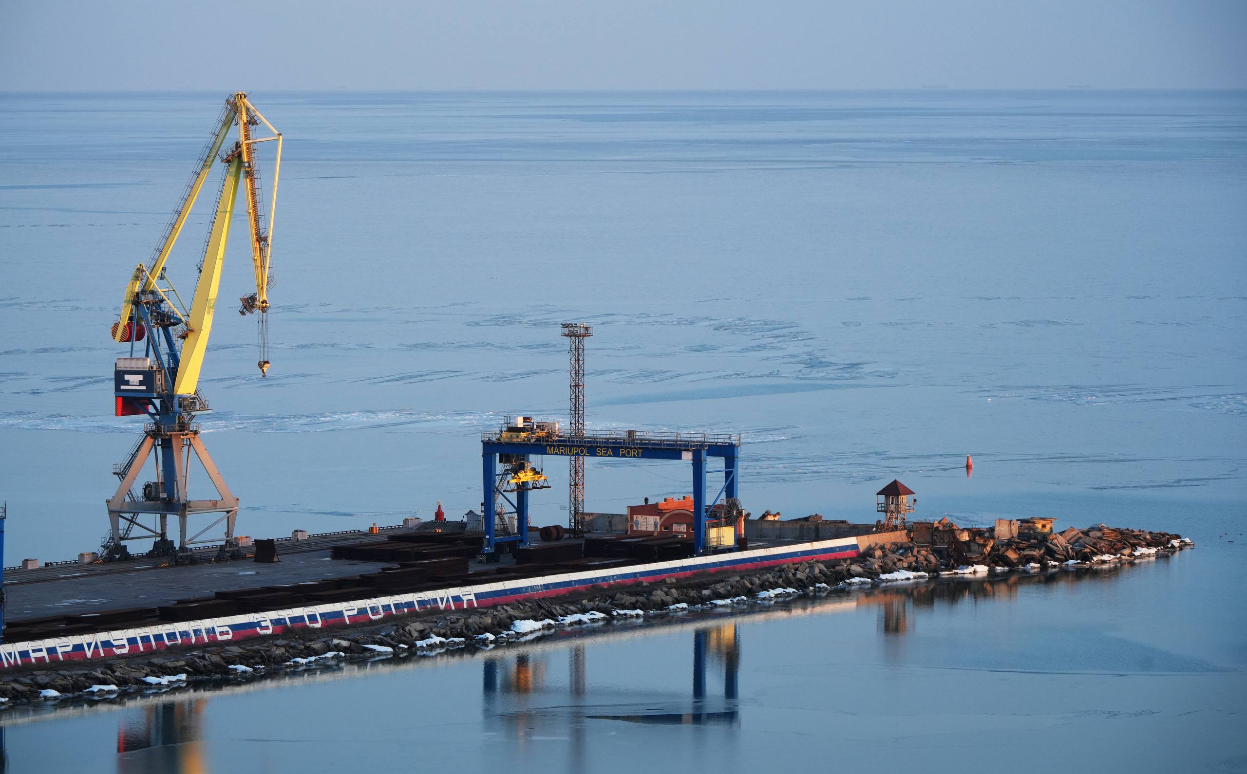 В морском порту Мариуполя будет оборудован пункт пропуска через государственную границу России Решение даст возможность развивать портовую и другую инфраструктуру для расширения внутренней и внешней торговли и будет способствовать раскрытию экономического потенциала Донецкой Народной Республики  На сегодняшний день морской порт Мариуполя является самым крупным и глубоководным морским портом Азовского региона Длина его причальной линии составляет 3 9 км Суда готовы принимать 12 грузовых причалов Наличие перегрузочных машин и оборудования позволяет порту обеспечивать быструю загрузку и разгрузку судов различных видов После окончания дноуглубительных работ порт сможет принимать сухогрузы универсальные суда и контейнеровозы вместимостью до 25 тыс т Основной объем грузоперевозок в порту Мариуполя приходится на зерновые культуры уголь аглоруду разновидность железной руды и грузы в упаковке Наиболее освоенные международные маршруты из портов Азовского бассейна пролегают в Турцию страны Северной Африки и Ближнего Востока Подписаться на Правительство России в MAX