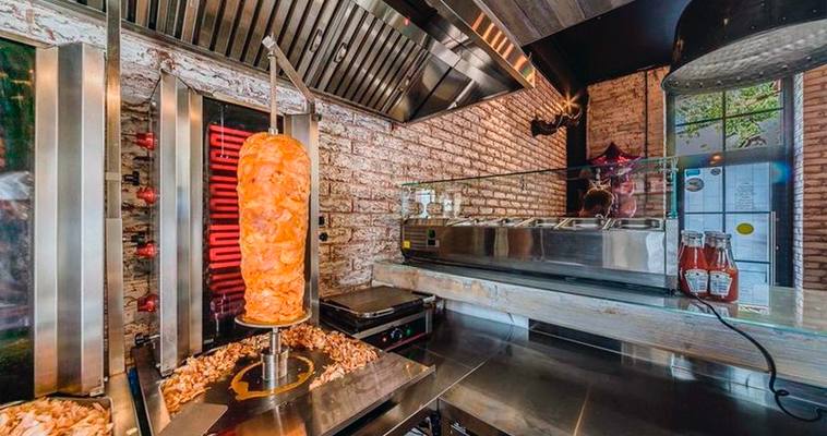 Проект ГОСТа на шаурму разрабатывает Роскачество ГОСТ должен установить единые техтребования к шаурме санитарным нормам и правилам В 2024 году ведомство сообщило что работа начата совместно с Федерацией рестораторов и отельеров Мы анализируем все поступившие отзывы чтобы конечный документ был практичным и полезным для всех рассказали РИА Новости в ведомстве В Роскачестве отметили что стандарты позволят донести до производителей и потребителей единые и прозрачные критерии качества и безопасности продуктов