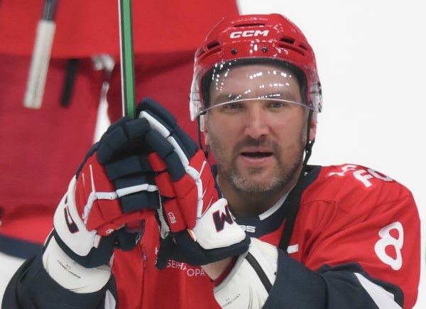 Александр Овечкин обновил снайперский рекорд НХЛ Российский нападающий Вашингтон Кэпиталз забросил 901 ю шайбу в карьере в чемпионатах Национальной хоккейной лиги Форвард отличился в гостевом матче против Каролины Харрикейнз Александр Овечкин также отметился голевой передачей В 16 матчах нынешнего сезона 40 летний россиянин набрал 12 очков 4 гола и 8 передач Подписаться на Говорит Москва Telegram VK MAX