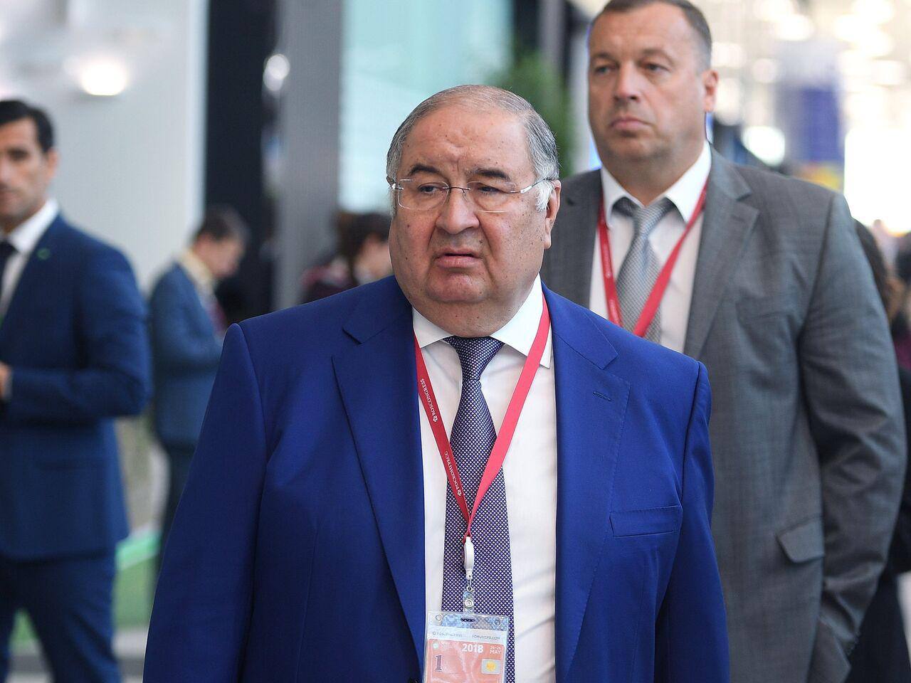 Совладелец «Честного знака» оказался охранником Усманова  За спиной Алишера Усманова на этом фото — Василий Нехорошков. Этому человеку олигарх якобы передал часть своих акций в «Центре разработки перспективных технологий». ЦРПТ — компания, разработавшая маркировку «Честный знак», на которой зарабатывают миллиарды близкие к Путину люди: его племянник Михаил Шеломов, олигарх Юрий Ковальчук, глава «Ростеха» Сергей Чемезов и, фактически, сам Усманов, переписавший в начале войны свою долю на связанных со своим бизнесом людей.  О Нехорошкове долгое время ничего не было известно. Но расследователь Сергей Ежов нашел его на фото рядом с самим Усмановым и выяснил, какие отношения на самом деле связывают «успешного бизнесмена» с одним из богатейших людей в России. Из утечки данных пограничной службы видно, что Нехорошков чаще других сопровождает Усманова в поездках: за последние 10 лет — более ста раз. Телефонный номер Нехорошева кто-то из его знакомых записал под именем «начальник охраны АБУ [Алишера Бурхановича Усманова]».