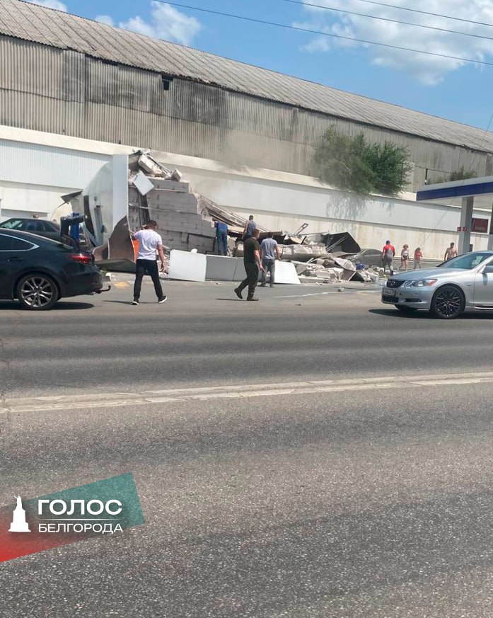 Предварительно, один человек погиб и трое пострадали в результате атаки ВСУ на заправку  Сообщается, что под завалами находятся люди.    Подписывайся на "Голос Белгорода"