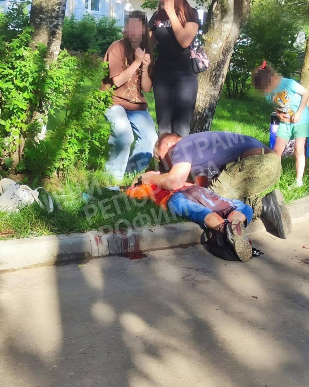 «Андрей, сейчас неизвестный мужчина 50-55 лет на вид по необъяснимым причинам воткнул нож в шею сидящему мальчику на качелях по адресу: Новоугличское ш., 32, Сергиев Посад. Мальчика увезли в больницу жив , мужчина скрывается в квартире, силовики пытаются его достать», - пишет подписчик канала Репортера Трофимова. Продолжение