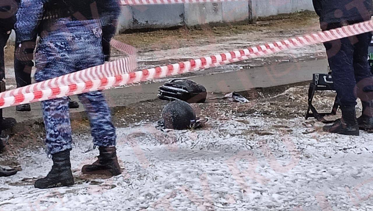 В Сургуте мужчина с ножом напал на сотрудника Росгвардии По данным журналиста СТВ, правоохранителям поступил сигнал о том, что в отделении банка на улице Губкина замечен неадекватный мужчина, который кидается на людей. На место выехали сотрудники Росгвардии. Когда они прибыли на место, мужчина бросился с ножом на одного из них и ранил его в руку. Подписаться Прислать новость