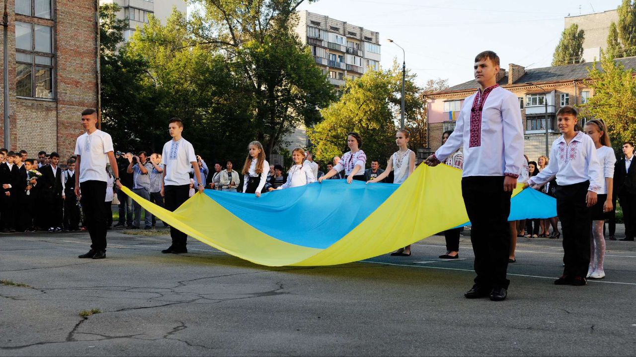 С 28 апреля в школах Украины начались проверки общения на украинском языке, заявил языковой омбудсмен Креминь. Он заявил, что украинский язык должен звучать не только на уроках, но и на переменах, на родительских собраниях, в библиотеке, спортзале и даже в бомбоубежище.