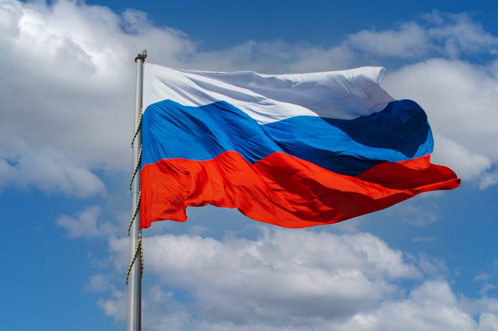 Государственные и муниципальные учреждения в сфере молодёжной политики будут обязаны вывешивать российский флаг Соответствующий закон Совет Федерации одобрил на 595-м пленарном заседании. Закон предусматривает демонстрацию государственного флага во время массовых мероприятий, в том числе спортивных и физкультурно-оздоровительных, которые проводят учреждения в сфере молодёжной политики. Изменения законодательства также касаются государственного гимна. Теперь он будет исполняться во время проведения: открытия и закрытия международных молодёжных форумов, проводимых в Российской Федерации, всероссийских молодёжных форумов и форумов молодёжи субъектов РФ; торжественных мероприятий, посвящённых государственным и муниципальным праздникам, если их проводят молодёжные учреждения; олимпиад и иных интеллектуальных или творческих конкурсов, физкультурных и спортивных мероприятий, включённых в перечень Минпросвещения России.