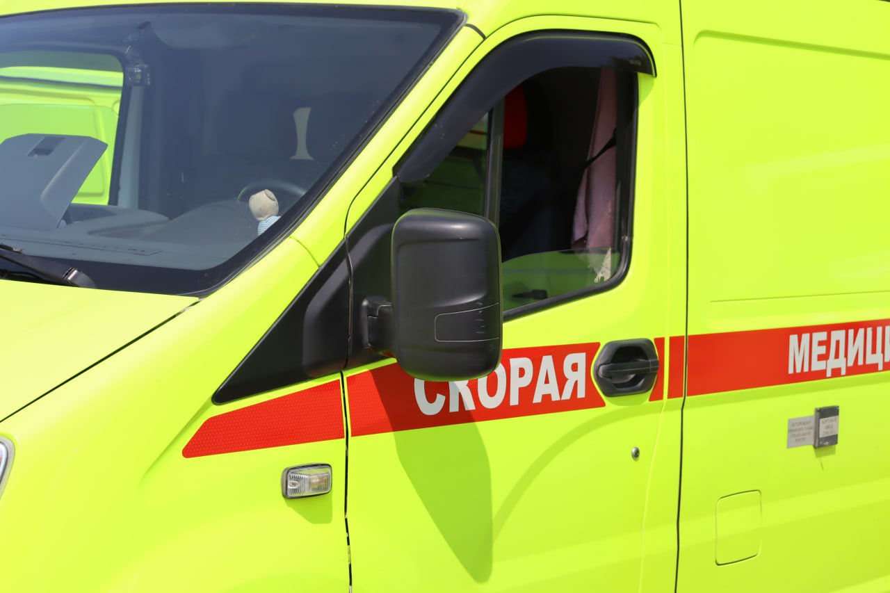 Сотрудники подрались в Новосибирском театре оперы и балета   Инцидент случился 16 июня во время монтажа постановки «Лебединое озеро». Конфликт между двумя машинистами привёл к тому, что один из них нанёс другому удар в лицо. Пострадавшего госпитализировали с серьёзными повреждениями.   Заместитель руководителя Госинспекции труда Светлана Загузина заявила, что создана комиссия для расследования несчастного случая. Проводится осмотр места происшествия, опрос свидетелей и анализ документов. Если будут выявлены нарушения охраны труда, виновные понесут административную ответственность.