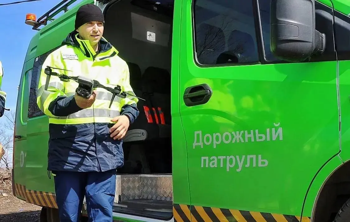 В Амурской области появился воздушный патруль беспилотник следит за безопасностью на дорогах БПЛА поступил в распоряжение Дорожного патруля для мониторинга региональных и федеральных трасс региона Беспилотником управляют инспекторы которые прошли обучающий курс Оператор наземных средств управления на базе АмГУ Благодаря снимкам и видеозаписям с дрона специалисты смогу оценить состояние дорог и обочин работу придорожного освещения выявить аварийно опасные участки а после принять оперативные меры для устранения опасности на дороге Выявленные факты нарушения ПДД будут направляться в Госавтоинспекцию Хочу обратиться к жителям и гостям области не нужно бояться нашего аппарата Радиус облета мы стараемся устанавливать не очень большой чтобы в зоне видимости находился автомобиль Дорожного патруля Видите служебный автомобиль значит мы рядом проводим мониторинг дорог говорит руководитель Дорожного патруля Дмитрий Руденко Подписывайтесь на новости Амурской области в МАХ