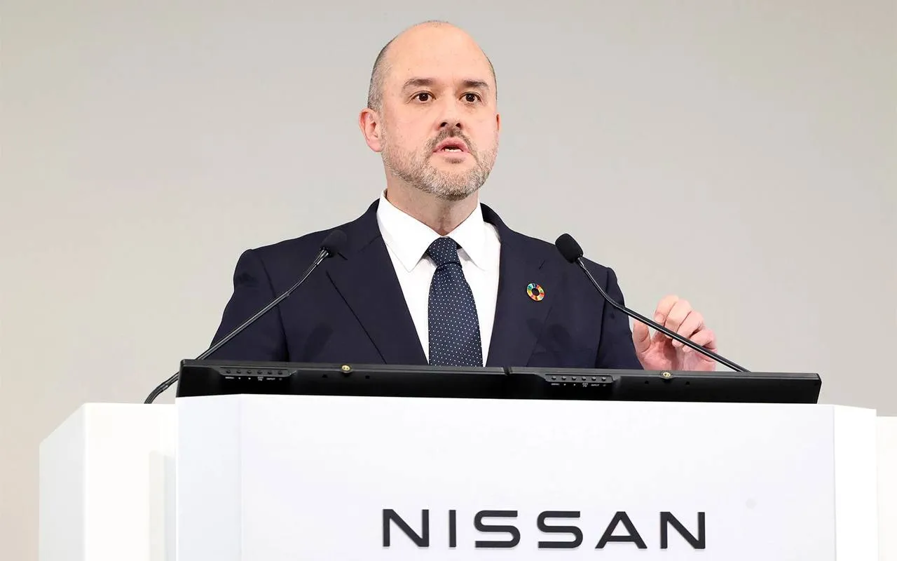 Модельный ряд сократят людей уволят Nissan об антикризисных планах Глава Nissan Иван Эспиноса представил долгосрочную стратегию развития компании после нескольких непростых лет передает Reuters И вот ее ключевые тезисы Основные изменения в модельном ряду сокращение числа моделей с 56 до 45 внедрение технологий искусственного интеллекта в 90 автомобилей в долгосрочной перспективе Целевые показатели к 2030 финансовому году продажи на уровне 1 млн автомобилей в год в США продажи на уровне 1 млн автомобилей в год в Китае рост годовых продаж в Японии до 550 тыс автомобилей Новинки модельного ряда гибридная версия внедорожника Rogue SUV в Японии X Trail электрическая версия модели Juke Меры по оптимизации бизнеса сокращение производственных мощностей по всему миру уменьшение численности персонала на 15 Развитие отдельных брендов и моделей обновление премиального бренда Infiniti планируется выпуск новых моделей запуск серии компактных автомобилей в Японии с 2028 финансового года внедрение полного автономного управления в минивэне Elgrand планируется к концу 2027 финансового года модель выйдет на японский рынок летом текущего года Autonews в Telegram VK Канал РБК в MAX