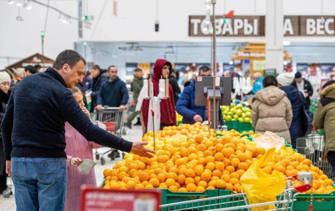 В Новосибирскую область с 1 октября по 15 ноября завезли рекордное количество мандаринов – 1 274 тонны. Это в шесть раз больше, чем за аналогичный период 2023 года. Об этом рассказали в Сибирском межрегиональном управлении Россельхознадзора.  За период с 1 октября по 15 ноября 2024 года ведомством подтверждено фитосанитарное благополучие 65 партий общим объемом 1 274 тонны, что в 6 раз больше, чем за аналогичный период 2023 года. При этом 97% объема имеет китайское происхождение, еще 3% — из Турецкой Республики,  — делятся цифрами в Россельхознадзоре.  #новосибирск