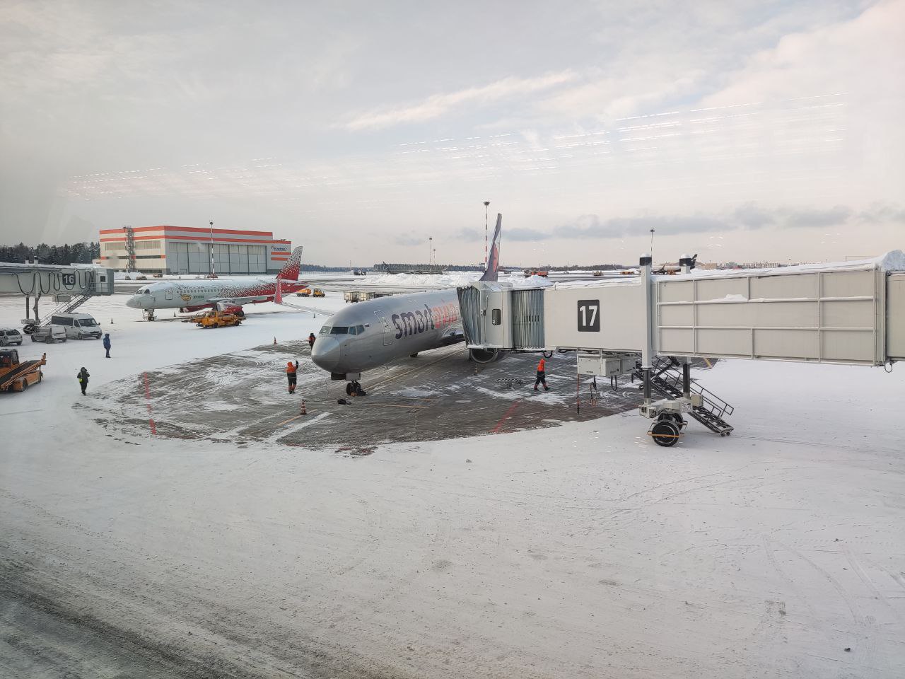 В Smartavia назначен исполнительный директор Первым заместителем генерального директора исполнительным директором авиакомпании Smartavia назначен Руслан Сибатов Руслан Сибатов выпускник Московского государственного технического университета гражданской авиации по специальности Безопасность полетов 2005 Работал начальником смены в ЦУПе авиакомпании S7 руководил центром управления полетами в авиакомпаниях Якутия Azur Air Северный ветер С 2019 года был первым заместителем генерального директора авиакомпании Икар В контексте сегодняшнего дня особую важность приобретает оперативное управление процессами от которых зависит эффективность работы всей авиакомпании с учетом быстрого реагирования на постоянно меняющуюся ситуацию сказал генеральный директор Smartavia Андрей Виниченко