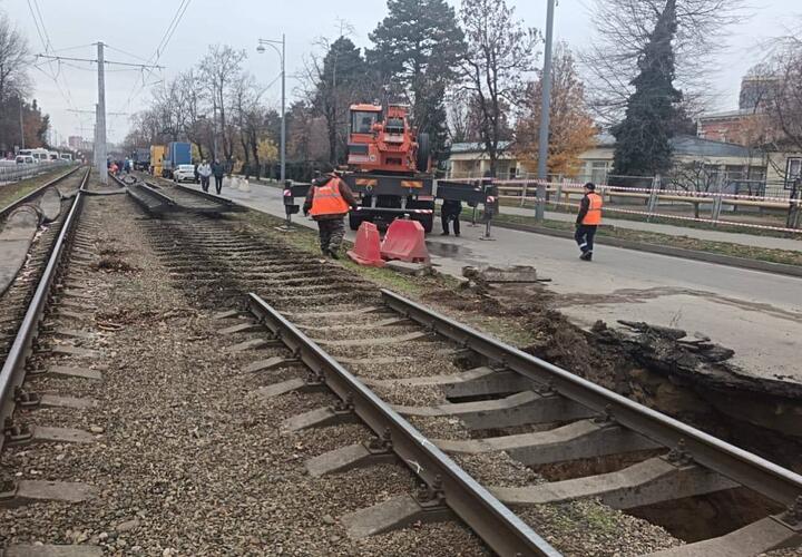 Мам, легче дойти: движение на Московской в Краснодаре парализовано, люди идут пешком на работу и в школу  Коллапс на улице вызван продолжающимся ремонтом после провалов грунта  Ситуацию утром на улице Московской в Краснодаре иначе , как «коллапсом» назвать нельзя. Из-за изменения графика движения транспорта, в связи с провалами грунта, люди массово не могут попасть в автобусы.  ВИДЕО