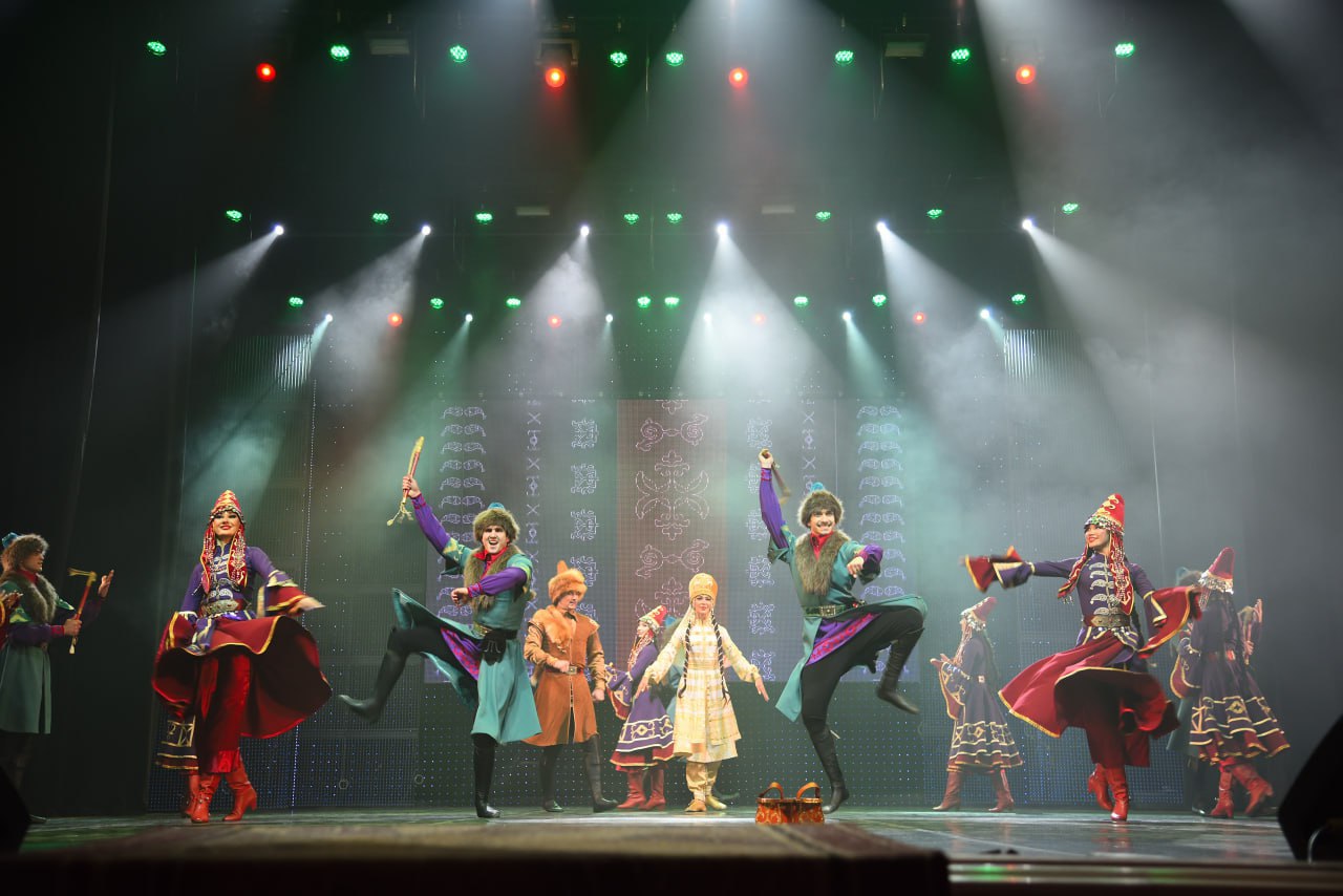 Глава Дагестана Сергей Меликов высоко оценил гастрольный тур государственного академического ансамбля танца Лезгинка в новые регионы России Масштабные гастроли охватили Донецкую народную республику Запорожскую и Херсонскую области Пять дней в постоянной опасности вражеских ударов артисты показывали красоту и гармонию танца горцев Там где люди видели тяготы войны зазвучали бубны и заиграла музыка Зрителям представили как новые постановки так и номера золотого фонда Особенно важно проводить такие мероприятия в Год единства народов России Символично название самой творческой программы Мир сквозь танец Мастерство наших танцоров подарило те незабываемые эмоции которых так не хватало жителям новых регионов и нашим военнослужащим Ансамбль провожали стоя овациями и как делятся артисты это лучшая награда за их труд Лезгинка уже давно перестала быть просто творческим коллективом это визитная карточка не только Дагестана но и всей России В самые сложные моменты для страны представители ансамбля проявляли себя как отзывчивые люди и настоящие патриоты они не раз выезжали в горячие точки и поднимали боевой дух солдат организовывали благотворительные концерты и совершали много других добрых дел отметил он Сергей Меликов также обратил внимание на гуманитарную составляющую поездки и поблагодарил ансамбль за активную жизненную позицию И в этот раз прославленный коллектив выполнил на новых территориях гуманитарную миссию доставил коробки со всем необходимым для наших защитников Это в очередной раз показывает поддержку и сплочённость нашего тыла Спасибо Джамбулату Мусаевичу и всему коллективу Лезгинки за активную жизненную позицию любовь к Родине и поддержку тех кому сегодня непросто Пусть прославленный ансамбль ещё многие годы радует нас всех своим ярким и колоритным творчеством написал глава региона в своем telegram канале