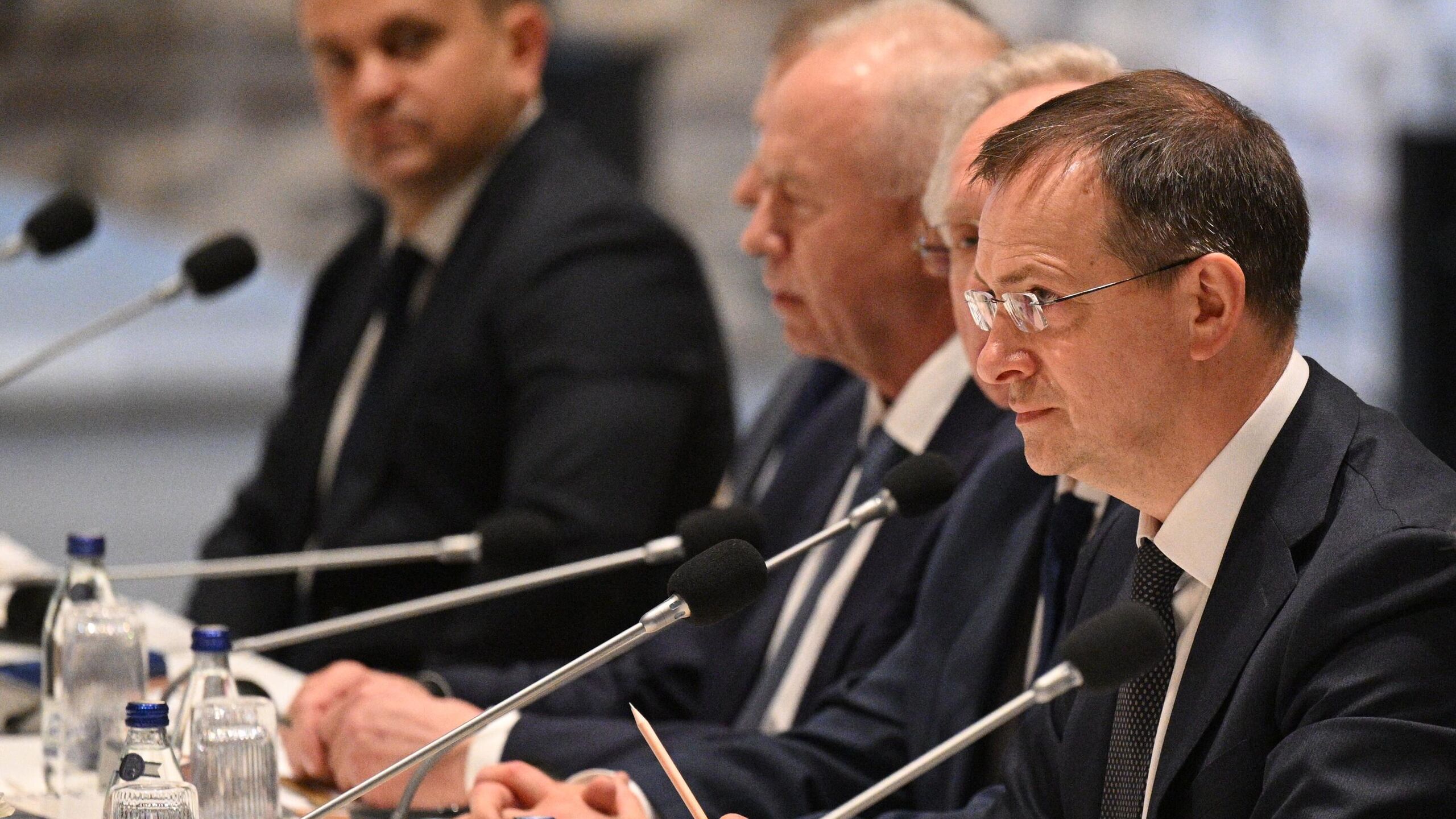 Российский рынок акций вернулся к росту, отыграв 3% от нижнего пика пятницы, после комментариев участников российской и украинской делегации по итогам переговоров в Стамбуле, следует из данных Московской биржи.