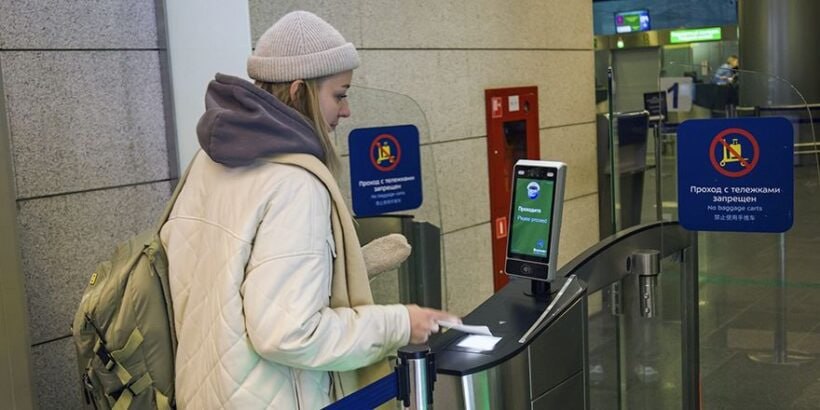В аэропорт Внуково с 8 по 12 мая не впустят без авиабилета или посадочного В период с 8:00 8 мая до 8:00 12 мая 2025 в аэропорту будут действовать дополнительные меры безопасности. Вход в терминал будет возможен только для пассажиров при предъявлении распечатанной маршрут-квитанции или посадочного талона и документа, удостоверяющего личность. Как подчеркивают в аэропорту, распечатать перевозочные документы необходимо до прибытия в аэропорт. Встречающие и провожающие в эти дни не смогут пройти в здание аэровокзала.
