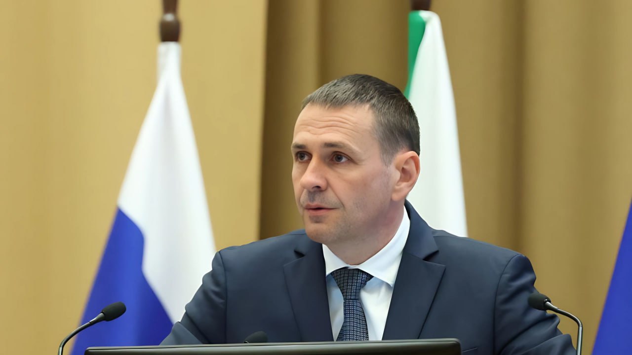 Строительство атомной электростанции в Хабаровском крае оценивается минимум в 250 млрд рублей Губернатор Хабаровского края Дмитрий Демешин сообщил в интервью ТАСС что строительство атомной электростанции в регионе оценивается минимум в 250 млрд рублей Для объекта рассматриваются две площадки возле озера Киотеми и под Комсомольском на Амуре Проект предполагает два энергоблока по 600 МВт Энергия нужна уже сегодня Этот проект сильно зависит от наполнения федерального бюджета Без федерации мы его не осилим сказал Дмитрий Демешин АЭС включена в генеральную схему размещения объектов электроэнергетики до 2042 года с плановым вводом в 2041 и 2042 годах Президент Путин дал поручение Росатому рассмотреть возможность запуска станции уже с 2037 года Обсуждения строительства крупной АЭС на Дальнем Востоке идут с 2024 года Параллельно в Хабаровске строят ТЭЦ 4 с вводом к концу 2026 года что временно укрепит энергобаланс региона На севере края рассматривается возможность размещения плавучей атомной станции по типу Певекской как дополнительный источник энергии для удалённых районов