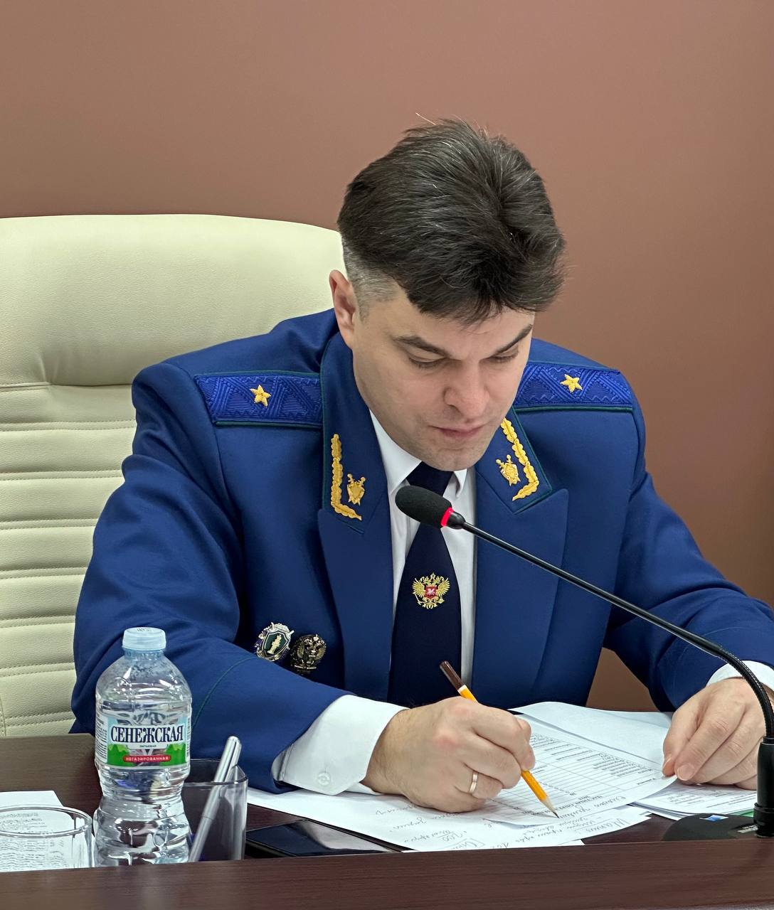 В Калуге будут судить бывшего начальника отдела Фонда капремонта и гендиректора коммерческой организации за хищение почти 3 миллионов Прокурор Калужской области Константин Жиляков утвердил обвинение и направил в суд одно из громких уголовных дел последних месяцев Бывшего начальника производственно технического отдела регионального ФКР и гендиректора коммерческой организации обвиняют в хищении в особо крупном размере денежных средств выделенных на проведение капремонта многоквартирных домов в Калуге Фирма получила деньги за работы которые были выполнены частично или не были выполнены совсем Сумма похищенных денежных средства составила более 2 8 млн рублей Это более 20 от общей стоимости контракта Хищение в областном Фонде капремонта выявили сотрудники регионального УФСБ во взаимодействии совместно с прокуратурой области Ущерб фигуранты полностью возместили Им грозит наказание до десяти лет лишения свободы Не грузит телеграм Подписывайся на наш канал в MAX