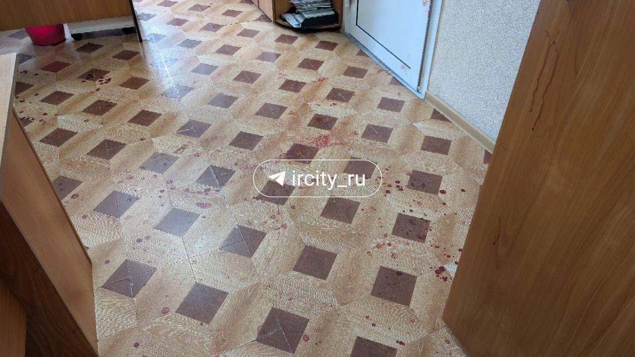 Фото с места нападения на врачей. Четвёртый этаж, где всё случилось, сейчас перекрыт — на входе лента, а в коридоре видны следы крови. Внутри кабинета и приёмной ещё работают следователи. По данным МВД, во время инцидента персонал сумел заблокировать нападавшего в одном из кабинетов. Там он просидел до приезда полиции и Росгвардии, которые его задержали. IrCity Подписаться Прислать новость