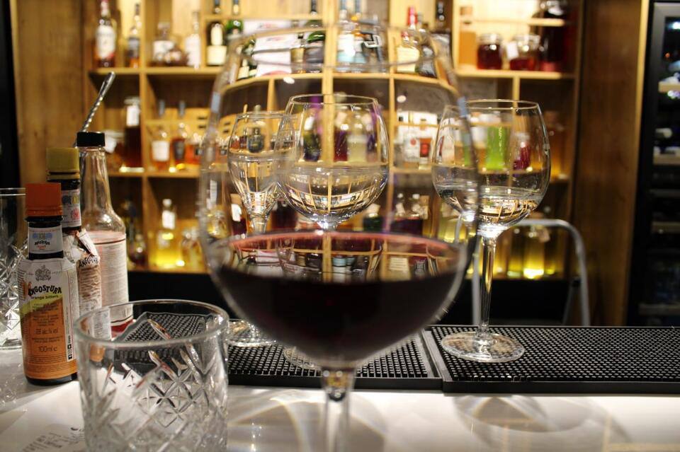 В Забайкальском крае снижается число торговых точек с алкоголем и смертность от отравлений Межведомственная комиссия по снижению потребления алкоголя под руководством вице премьера Натальи Щербины подвела итоги первых месяцев действия новых ограничений введённых с 1 сентября За год в регионе от причин связанных с алкоголем погибли около 2300 человек в том числе 823 от отравлений спиртосодержащими жидкостями ZAB RU Проголосовать