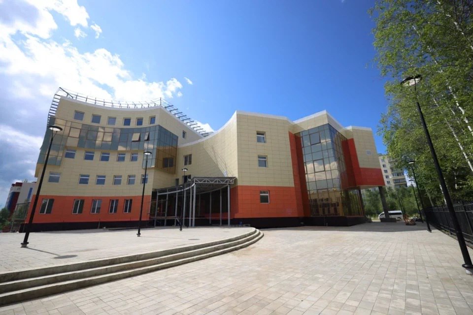 Дворец детства в Мирном не могут достроить три года Изначально объект должны былии ввести в эксплуатацию к 1 сентября 2022 года Но из за неверной планировки лифтового хозяйства его так и не сдали В прошлом году первый зампред правительства Якутии Дмитрий Садовников в интервью телекомпании Алмазый край выразил надежду что строительство будет завершено до конца 2024 года На дворе конец 2025 года а воз и ныне там Летом текущего года глава Якутии Айсен Николаев ездил в Мирный и осмотрел строящийся Дворец детства Он поручил увеличить число задействованных специалистов на объекте Тогда готовность составляла 80 Сегодня на совещании по строительству социальных объектов в регионе Дмитрий Садовников снова поднял вопрос Дворца детства Несмотря на 80 готовность объект в течение нескольких лет не может быть завершен из за бездействия подрядчика В отношении компании исполнителя применяются все предусмотренные законодательством штрафные санкции а также предпринимаются меры для завершения строительства в установленные сроки сказал Дмитрий Садовников Подробнее   yakutia info article 214279