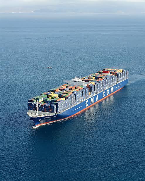 Через Суэцкий канал впервые более чем за 2 года прошел контейнеровоз гигант Администрация Суэцкого канала в опубликованном пресс релизе заявила что через водную артерию впервые за два года прошло контейнерное судно класса Explorer Контейнеровоз Benjamin Franklin компании CMA CGM Франция следует из Великобритании в Малайзию и уже находится в Индийском океане между Мальдивами и Шри Ланкой Суда данного класса в последний раз проходили через Суэцкий канал в октябре 2023 г Корабль длиной 399 м шириной более 50 м может перевозить почти 18 тыс контейнеров