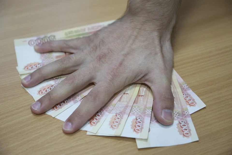 Мошенники обманули на 3,2 млн рублей 69-летнюю женщину в ЛНР Полиция возбудила уголовное дело по статье «Мошенничество» после заявления 69-летней жительницы села Петровское, лишившейся 3 215 137 рублей, сообщили в пресс-службе МВД ЛНР. В мессенджере «Телеграм» женщине позвонил лжесотрудник горгаза, выманивший ее контактные данные под предлогом перезаключения договора. Затем ей позвонил якобы капитан юстиции, убедивший обналичить 2,2 млн рублей и перевести их на «безопасный» счет для поимки мошенника. В течение недели потерпевшая, следуя указаниям представителя «Росфинмониторинга», переводила деньги на указанные счета. Уголовное дело возбуждено по ч. 4 ст. 159 УК РФ мошенничество в особо крупном размере или организованной группой . Ведется следствие.
