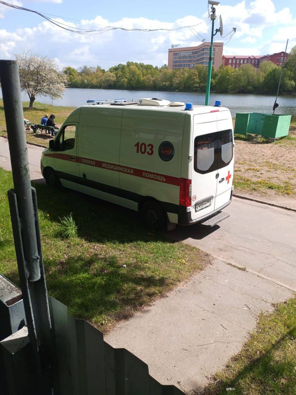 Тонущего мужчину спасли на Большом Садовом пруду Он подавал сигналы, находясь примерно в 180 метрах от берега. Спасатели подняли его из воды, отогрели и передали врачам. Не рановато ли открыл сезон Прислать новость