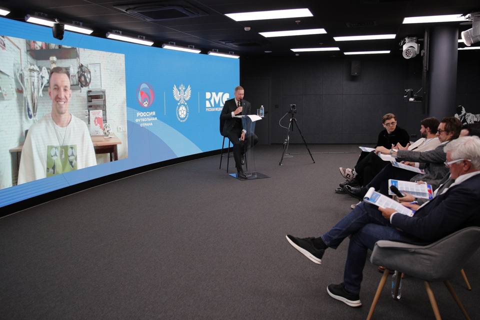 В Москве подвели итоги конкурса «Россия – футбольная страна». Этот конкурс проводится РФС для поиска и поощрения инициатив, которые направлены на развитие массового футбола в регионах. Так получилось, что я оказался в жюри этого конкурса и я вам скажу, что, оказалось, в России очень много крутых футбольных проектов. Помимо прочего победители выбирались в номинациях «лучший любительский клуб» тут победил «Темп», но я голосовал за женскую питерскую «Бутсу» , «лучшая любительская лига» здесь победителями стала ЛФЛ Ростова , «лучший проект для детей» победила свердловская детская футбольная лига «Ворота в будущее» . Самой тяжелой для выбора оказалась номинация «Лучший проект для лиц с ОВЗ»: очень непросто выбирать лучших а еще тяжелее - ставить на пятое место из проектов, которые сами по себе очень важны. Здесь в итоге победил проект, в котором люди, пережившие трансплантацию органов играют в футбол со своими врачами. Но лично я хотел бы отметить тут питерский проект «47 в игре». Я о нем писал уже несколько лет назад они тогда тоже участвовали в этой премии и, кажется, с годами их проект становятся только лучше.