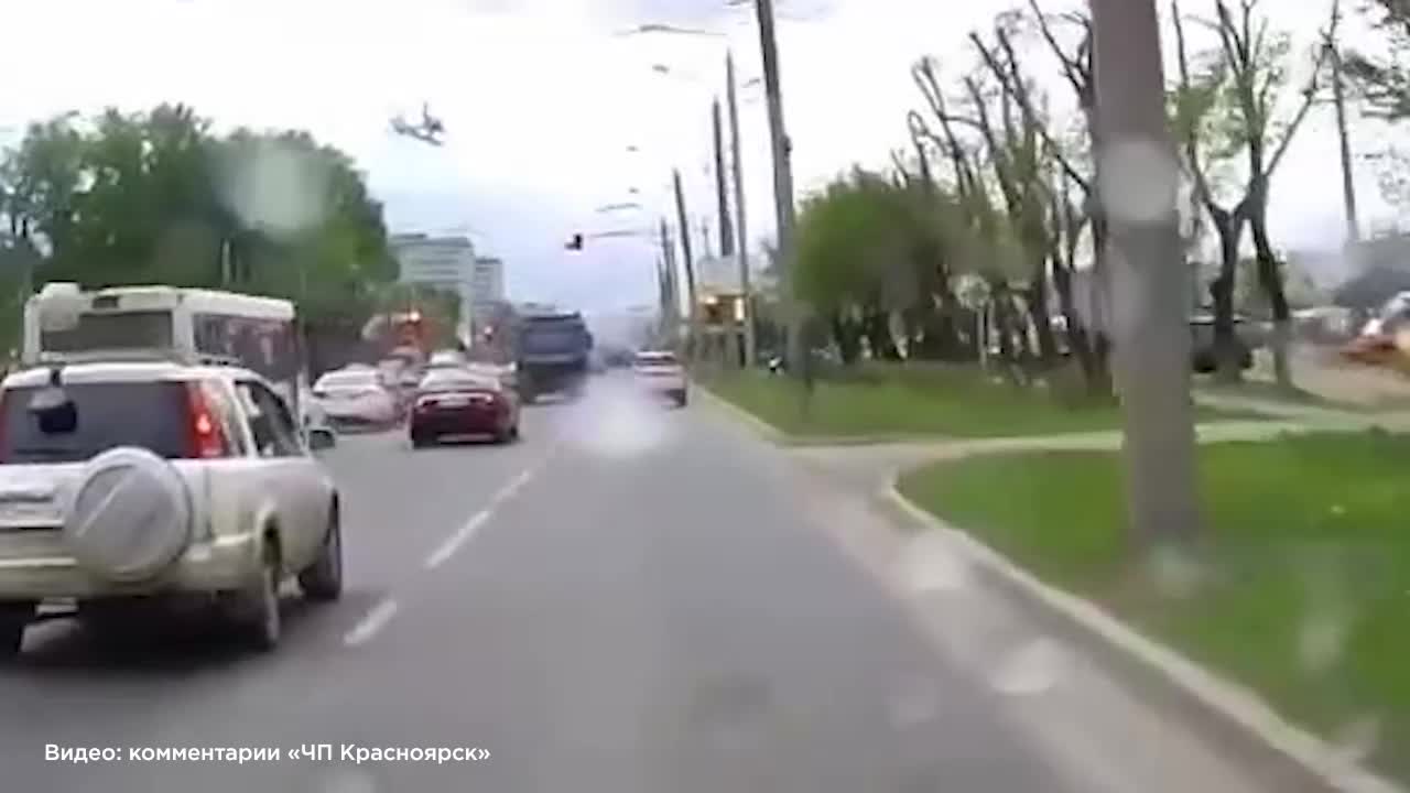 Авария с грузовиком в Красноярске: опрокинувшийся большегруз создал пробку