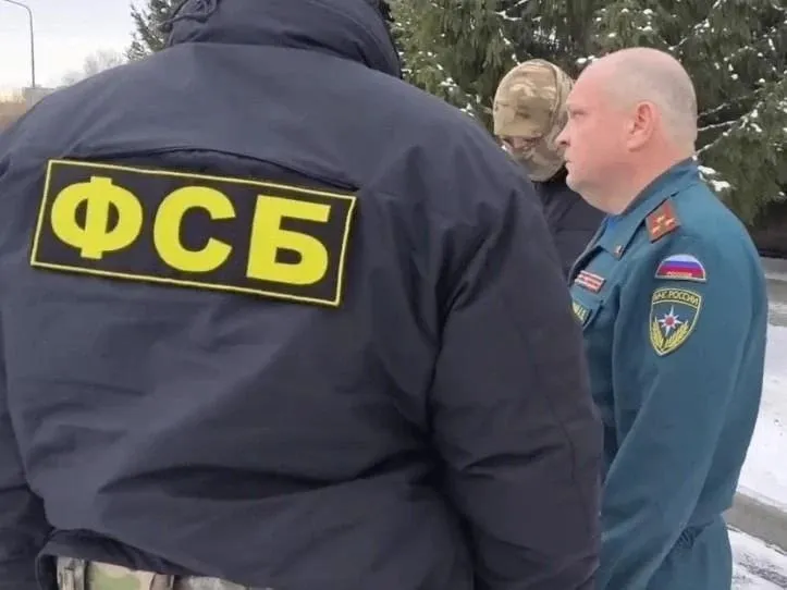 74 RU Новости Челябинска Начальнику Уральского учебного спасательного центра МЧС в Озерске дали шесть лет колонии общего режима Согласно материалам дела Андрей Скульдицкий строил для себя дом и нашел способ сэкономить привлекал к работам подчиненных и дополнительно им не платил Схема действовала два года пока полковника МЧС не задержали сотрудники ФСБ в июле прошлого года Подчиненные ему военнослужащие в том числе в служебное время убывали со службы и осуществляли строительные и иные работы в строящемся коттедже полковника Данными действиями полковник подорвал авторитет МЧС России рассказали в суде Должность руководителя федерального госучреждения Уральский учебный спасательный центр МЧС России Андрей Скульдицкий занимал с августа 2018 года По информации источника ТАСС в правоохранительных подробнее на канале 74 RU Новости Челябинска