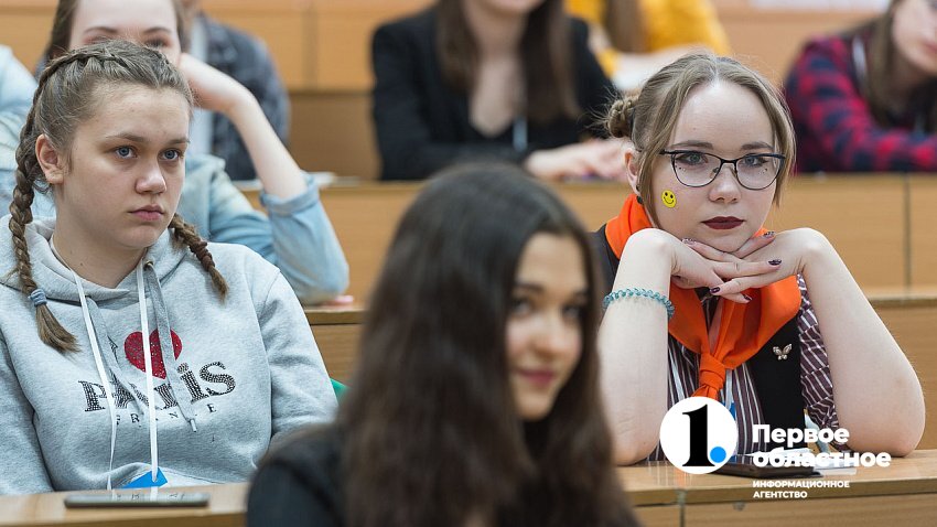 Челябинская молодежь ищет вакансии с высокой зарплатой Для молодых соискателей из Челябинской области поколение Z самыми важными факторами при выборе работы являются стабильность и надежность компании 61 конкурентная зарплата 58 и комфортная атмосфера в коллективе 50 выяснили аналитики hh ru Не привлекают молодых сотрудников вакансии с размытым описанием 73 с постоянными переработками 65 а также имеющие негативные отзывы сотрудников 60 Интересно что только 11 претендует на работу в офисе bfm74