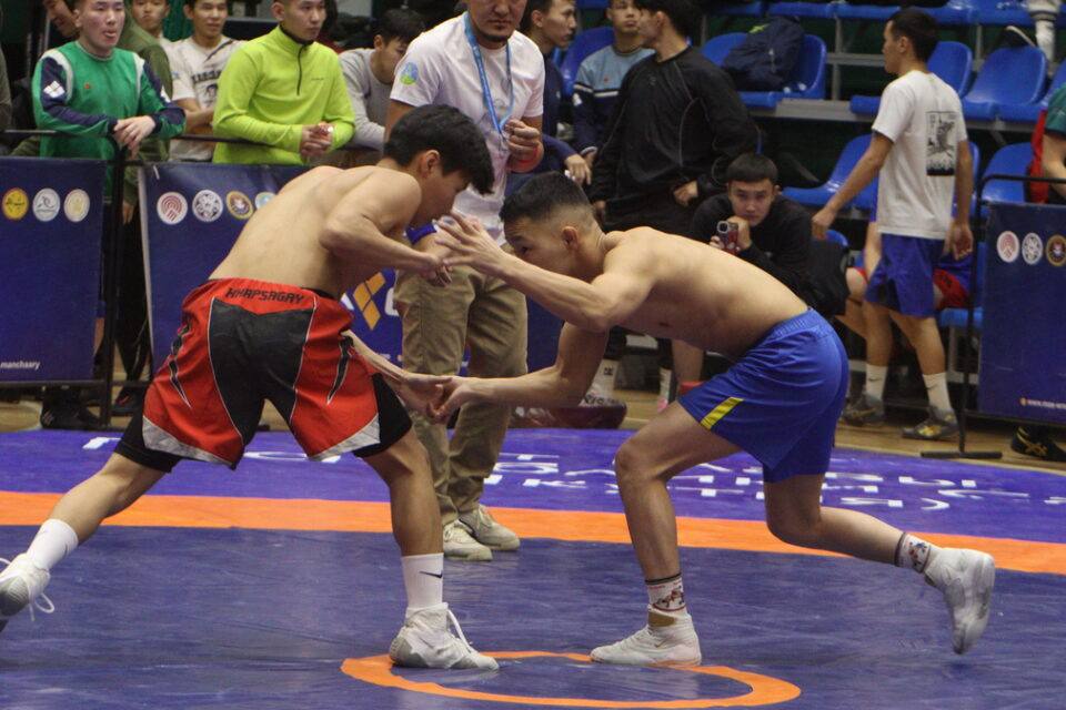 Более 40 видов спорта и народных игр вошли в программу Всемирных игр кочевников в Кыргызстане Министр по физической культуре и спорту Якутии Леонид Спиридонов встретился с заместителями руководителя секретариата Всемирных игр кочевников Белеком Усенбековым и Беком Сакеевым Министр поблагодарил организаторов за включение якутских национальных видов спорта в программу игр сообщает пресс служба Минспорта региона В Кыргызстане не раз проходили крупные спортивные события такие как чемпионаты мира по мас рестлингу и борьбе хапсагай на высоком организационном уровне поэтому мы уверены что на играх кочевников наши спортсмены почувствуют гостеприимство вашего народа и должную организацию столь значимого мероприятия сказал министр спорта Якутии Бек Сакеев подчеркнул что спортивная программа составлена только из видов спорта с богатой историей которые отражают культурный и традиционный код народов Мы уделяем внимание и научной части игр и сохранению традиций Все соревнования пройдут с качественным судейством и безопасными условиями для спортсменов Кроме того мы создаем возможности для обмена опытом и культурного взаимодействия участников со всего мира Всемирные игры кочевников пройдут с 31 августа по 6 сентября в городах Бишкек и Чолпон Ата в Кыргызсстане В программе заявлены 43 вида спорта и народных игр Из национальных видов спорта Якутии включены мас рестлинг и борьба хапсагай Спортсмены республики смогут участвовать также в интеллектуальных играх тогуз коргоол мангала овари а также в ордо и стрельбе из традиционного лука Все новости Яестьновость Обсудить Читайте нас в MAX