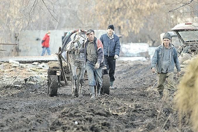 ‍  Жалующимся на грязь жителям Курганской области посоветовали покупать сапоги вместо кроссовок  Глава Белозерского округа Курганской области Наталья Богданова порекомендовала жителям приобретать резиновые сапоги, отметив, что они дешевле кроссовок.  Вот, например, жаловались жители, что школьникам никак не пройти по улице 60 лет Советской власти. Согласна! Не пройти… если идти в белых кроссовках. Весна — это время резиновой обуви — заявила Наталья Богданова.    Подписаться   Прислать новость