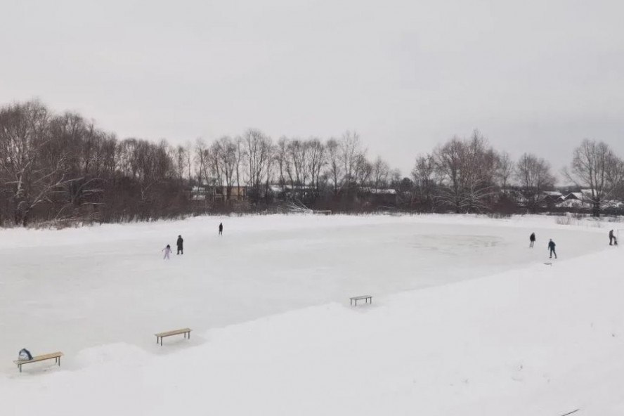 В Тамбове открылся самый большой уличный каток Завершена подготовка самого большого в городе открытого катка расположенного в парке Дружбы за Тезиковым мостом Площадь ледовой площадки составляет 5 тысяч квадратных метров что позволяет комфортно кататься как опытным фигуристам так и новичкам Обустройство катка заняло несколько недель Организаторы обращаются ко всем посетителям с просьбой бережно относиться к созданной инфраструктуре и соблюдать правила поведения на общественной территории В выходные дни для удобства горожан с 10 00 будет работать пункт проката спортивного инвентаря поэтому прийти на каток можно и без своих коньков администрация Тамбова Онлайн Тамбов ру