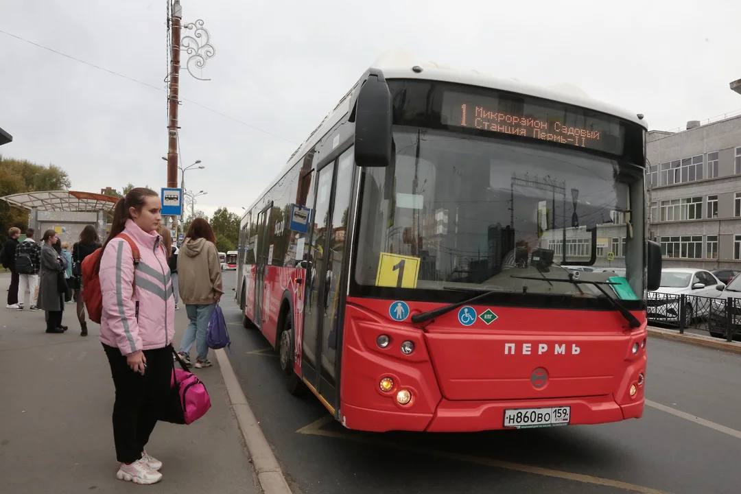 В Перми расчетная стоимость проезда может составить 40 рублей В Перми расчетная стоимость разовой поездки в общественном транспорте составит 40 рублей. Как сообщает пресс-служба городского департамента транспорта, нововведение начнет действовать с апреля 2025 года. По информации ведомства, повышение оплаты связано с удорожанием топлива и комплектующих, а также необходимостью индексирования заработной платы водителей. «При этом сохранится возможность экономии при использовании проездных в размере 30-50% от разовой поездки», - подчеркнули в дептрансе.