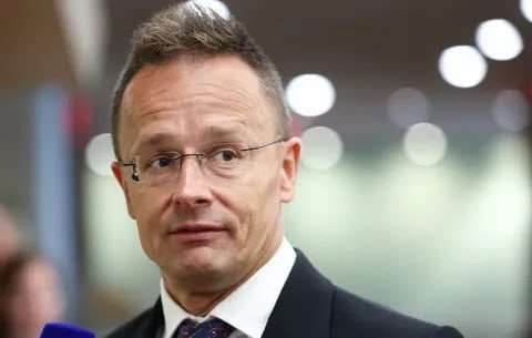 Венгрия подписала пятилетний контракт на покупку американского сжиженного природного газа СПГ в объеме 0 4 млрд кубометров в год сообщил глава МИД Венгрии Петер Сийярто Сегодня мы достигли важной вехи в американо венгерском энергетическом сотрудничестве подписав контракт на 400 млн кубометров СПГ в год Это означает что 2 млрд кубометров американского СПГ поступит в Венгрию Мы заинтересованы в покупке энергоресурсов как можно от большего количества продавцов и по как можно большему количеству маршрутов если будут обеспечены самые низкие цены сообщил он В настоящее время Венгрия покупает основной объем потребляемого газа у России порядка 8 млрд кубометров газа в год газ поступает по газопроводу Турецкий поток jkinvest news jkinvest