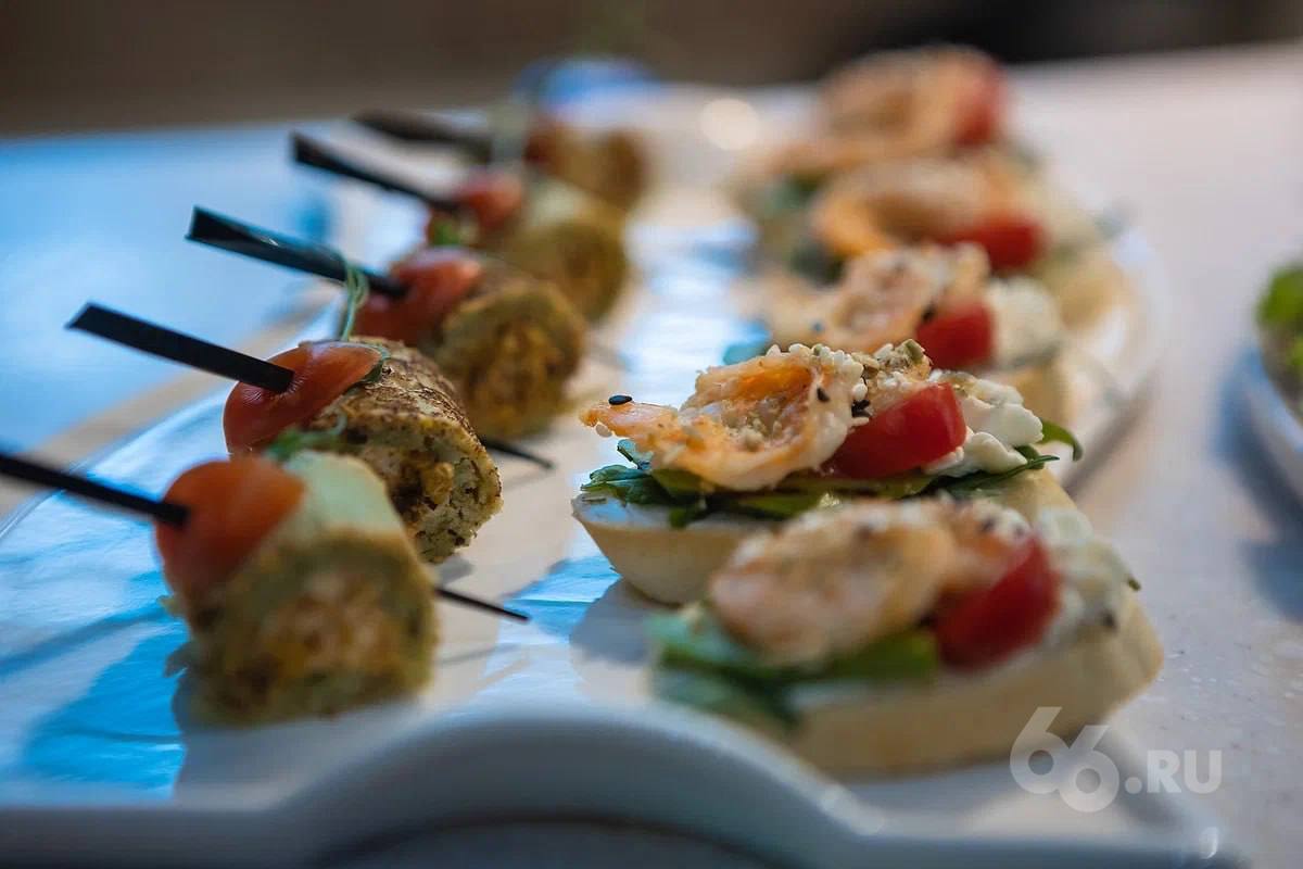 Поставки креветок в Россию увеличит Индия Она планирует расширить экспорт морепродуктов в РФ страны Европейского союза и Австралию заявил министр торговли и промышленности Индии Пиюш Гоял в интервью The Economic Times ET По его словам индийское правительство решило проблемы связанные с этими рынками Поэтому рыболовные компании смогут расширить экспорт По мнению издания эта мера должна облегчить положение рыболовной отрасли сильно пострадавшей от высоких пошлин США Новости из Екатеринбурга